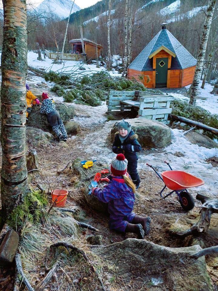 barn i leik - Klikk for stort bilete